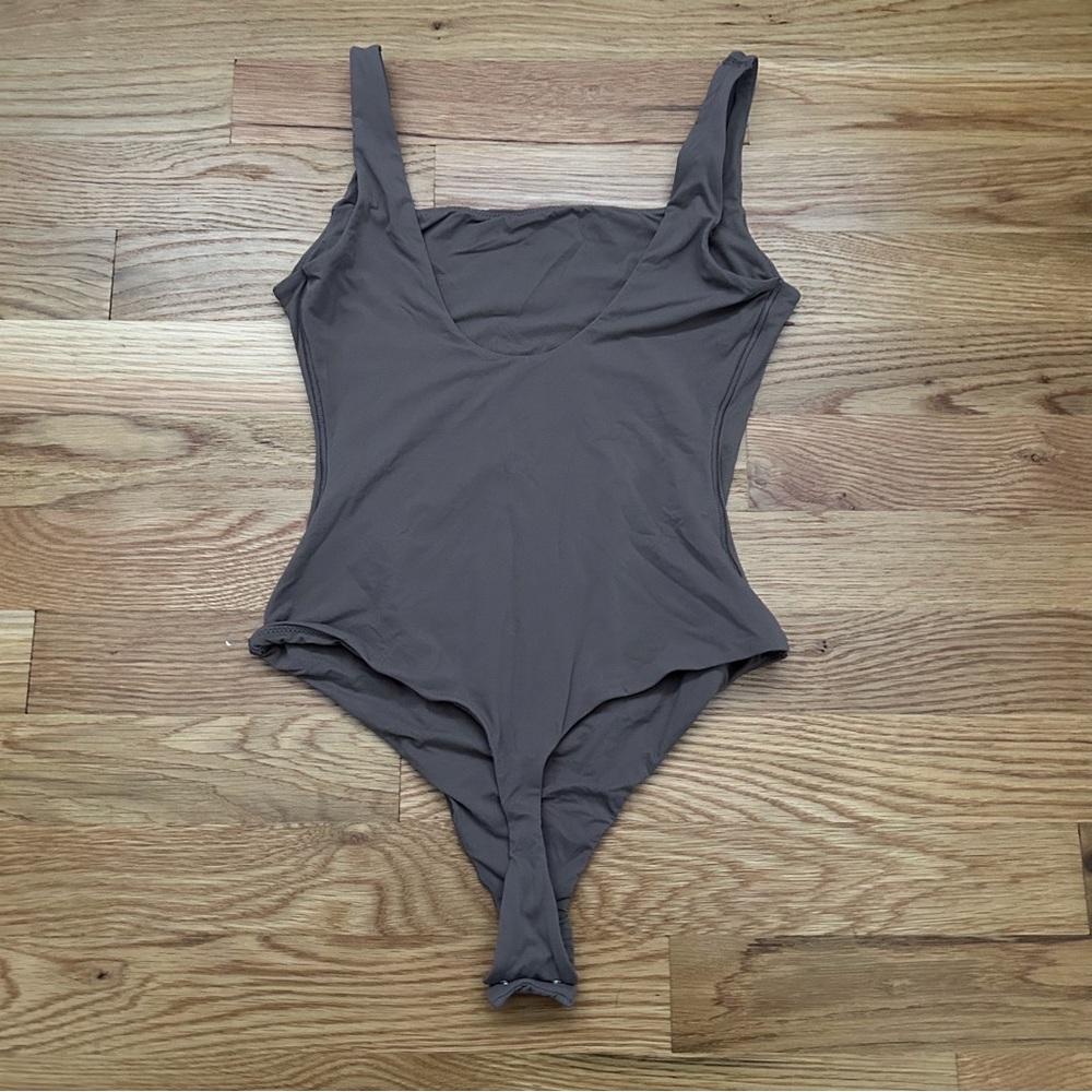 SKIMS Fits Everybody Square neckline Scoop Back Bodysuit - Picture 4 of 6